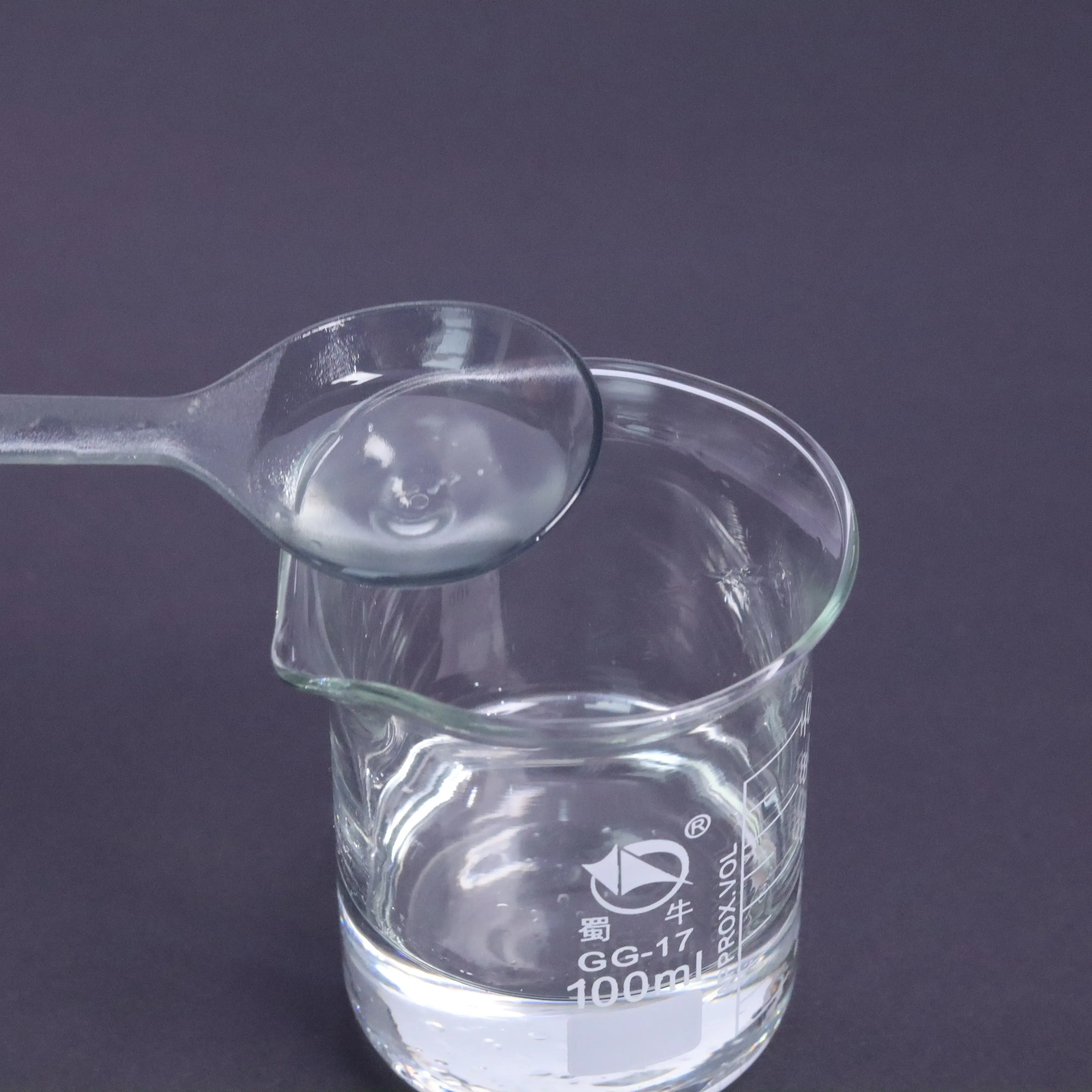 Grease Moisturizer White Mineral Oil 10# 26# Raw Material for Skin Care and Cosmetics Mineral Oil Cosmetic Grade CAS 8042-47-5