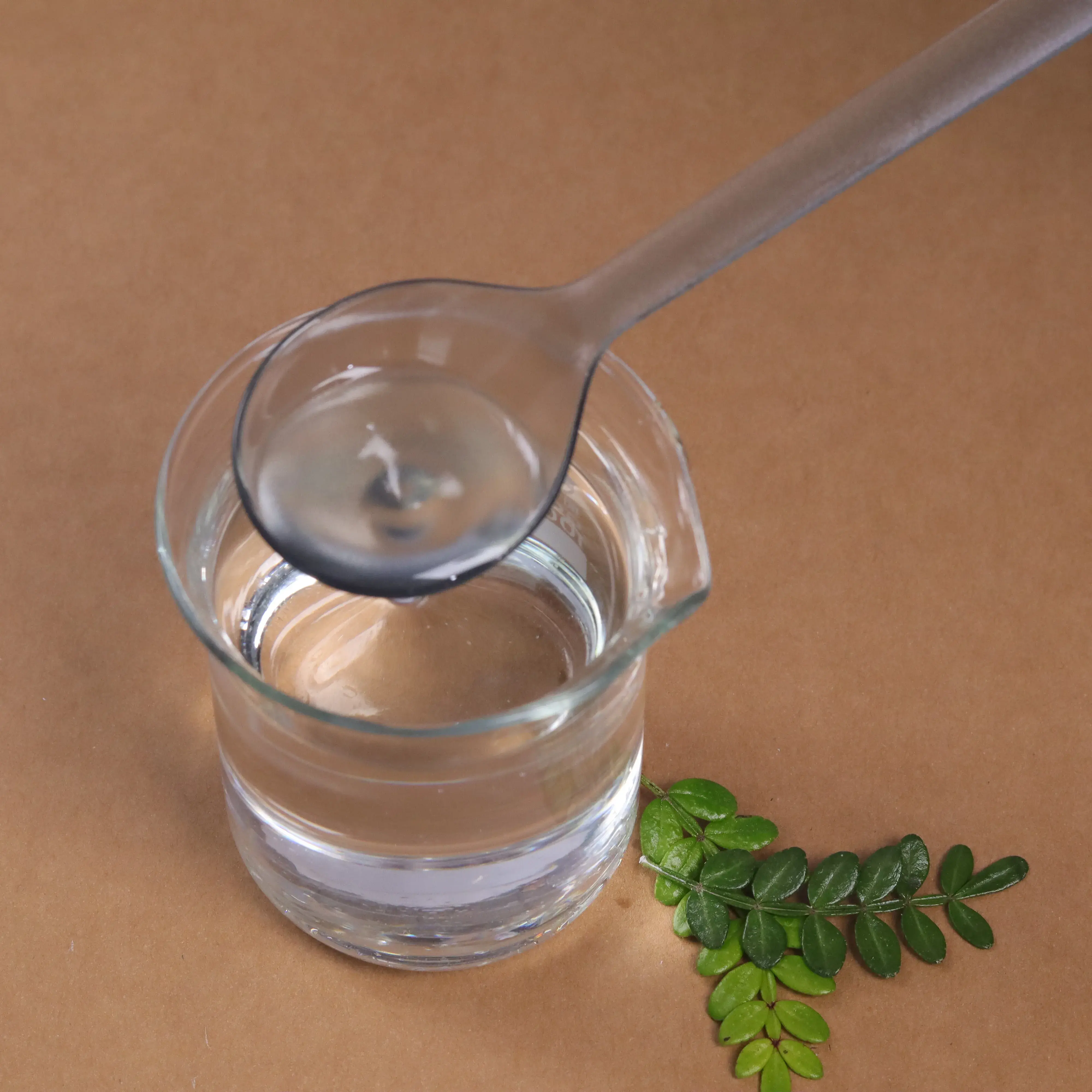 Grease Moisturizer White Mineral Oil 10# 26# Raw Material for Skin Care and Cosmetics Mineral Oil Cosmetic Grade CAS 8042-47-5